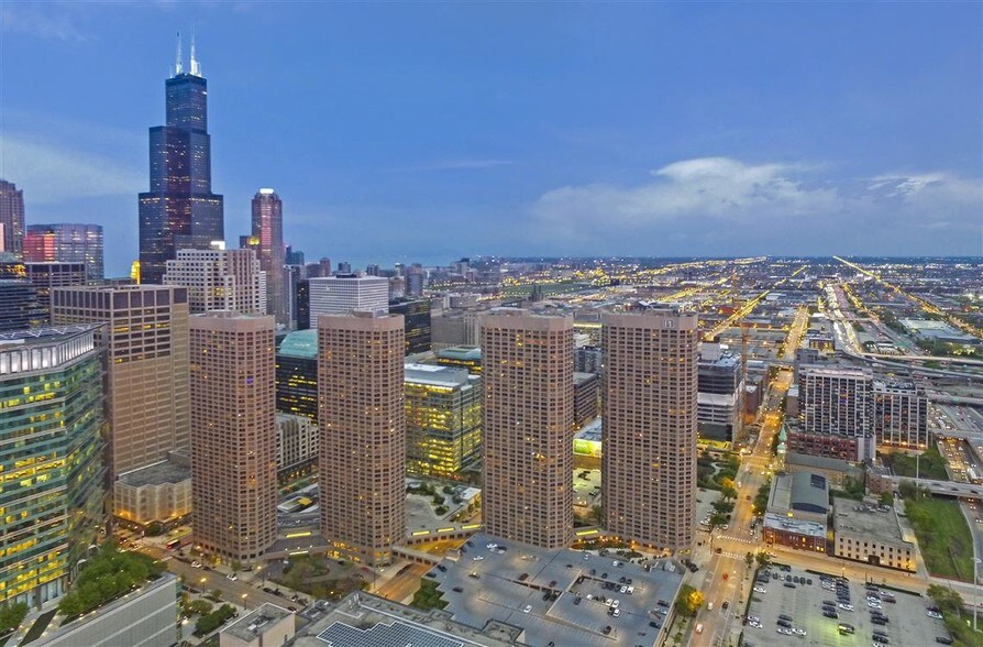 More Photos Of 555 W Madison St, Chicago Apartments For Lease