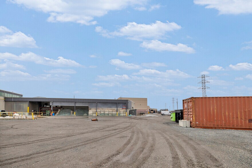 More Photos Of 4790 North Service Rd E, Windsor Distribution For Lease