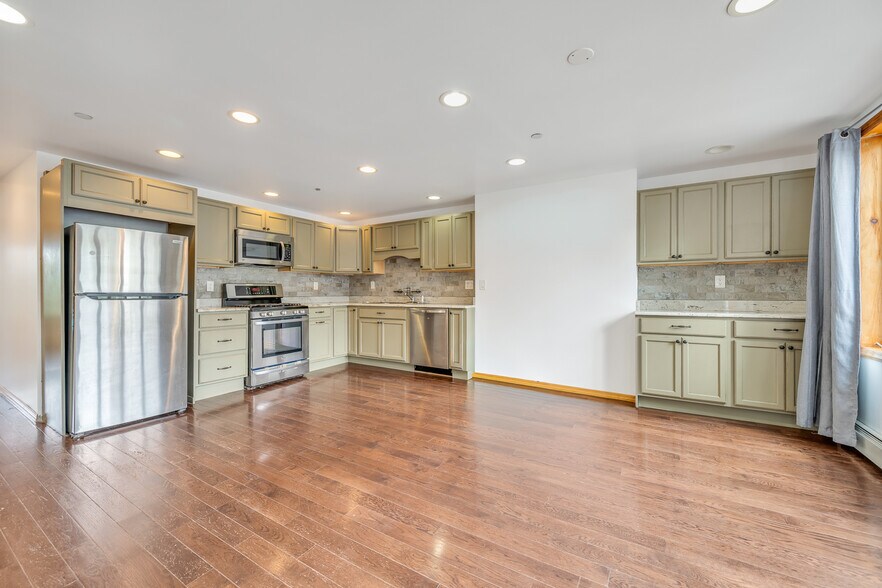 More Photos Of 2105 33rd Ave, Astoria Multifamily For Sale