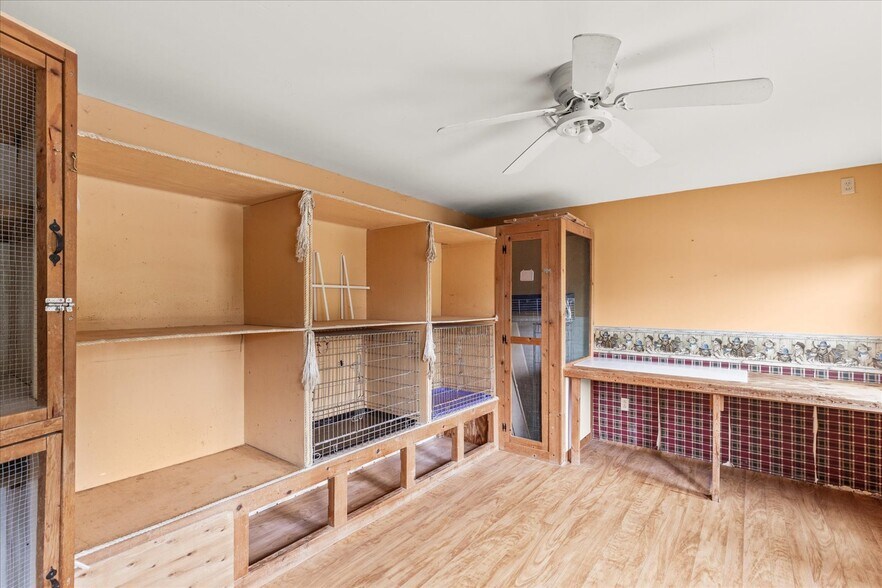 More Photos Of 333 Newcomer Rd, Windsor Veterinarian Kennel For Sale