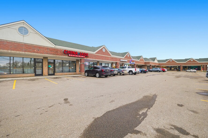 More Photos Of 1052-1072 W Huron St, Waterford Freestanding For Lease