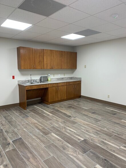 More Photos Of 422 E Avenue B, Robstown Medical For Lease