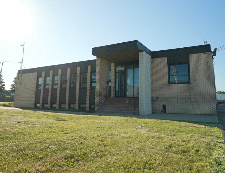 More Photos Of 1590 Boul Hymus, Dorval Distribution For Lease