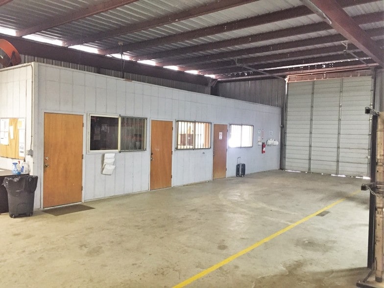 More Photos Of 3517 W Highway 90, Seguin Warehouse For Lease