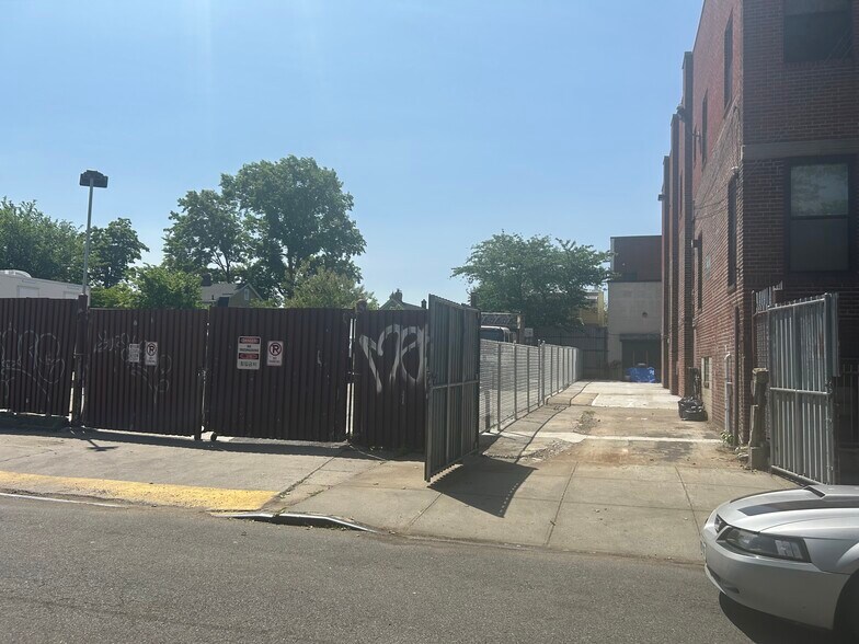 More Photos Of 6924 49th Ave, Woodside Medical For Lease