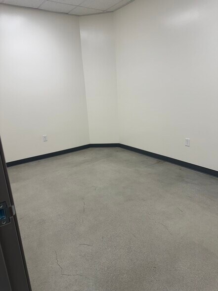 More Photos Of 1781 3rd St, Riverside Warehouse For Lease