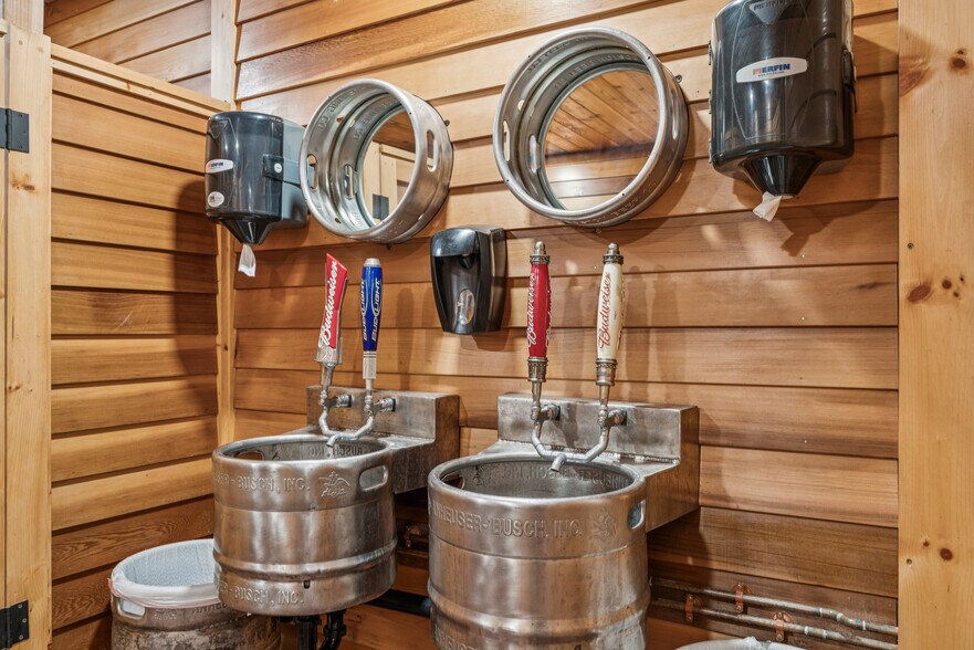 More Photos Of 1 Maple ave, Chelsea Restaurant For Sale