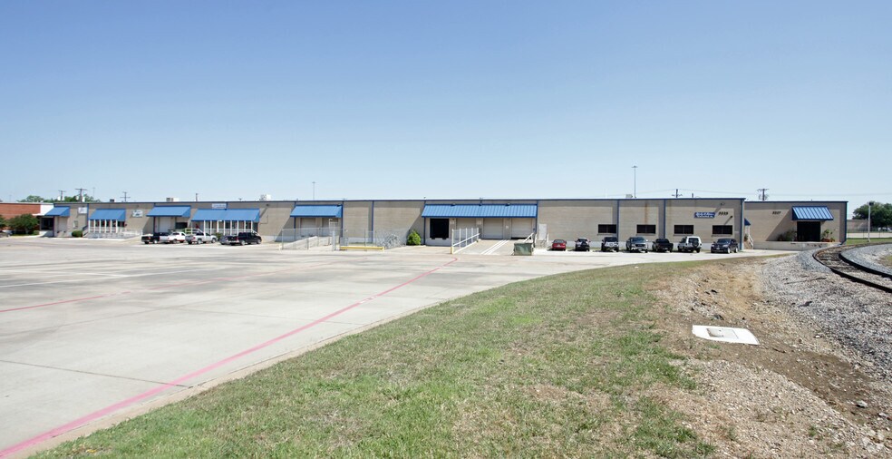 More Photos Of 3211-3227 E Avenue E, Arlington Distribution For Lease