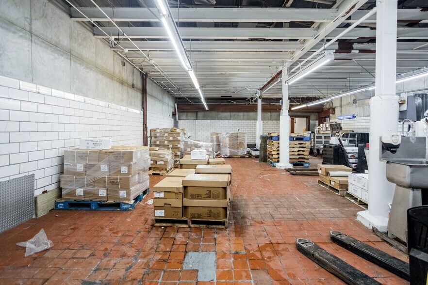 More Photos Of 1901-1971 Adelaide St, Detroit Warehouse For Sale