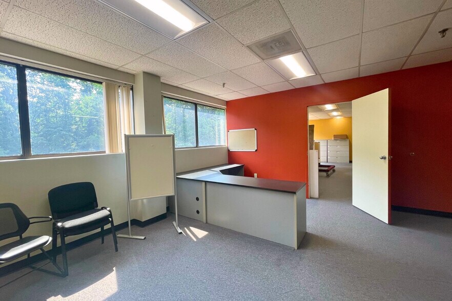 More Photos Of 135 Research Dr, Milford Warehouse For Lease