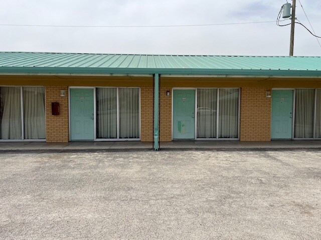 More Photos Of 208 S Ellis St, Menard Hotel For Sale