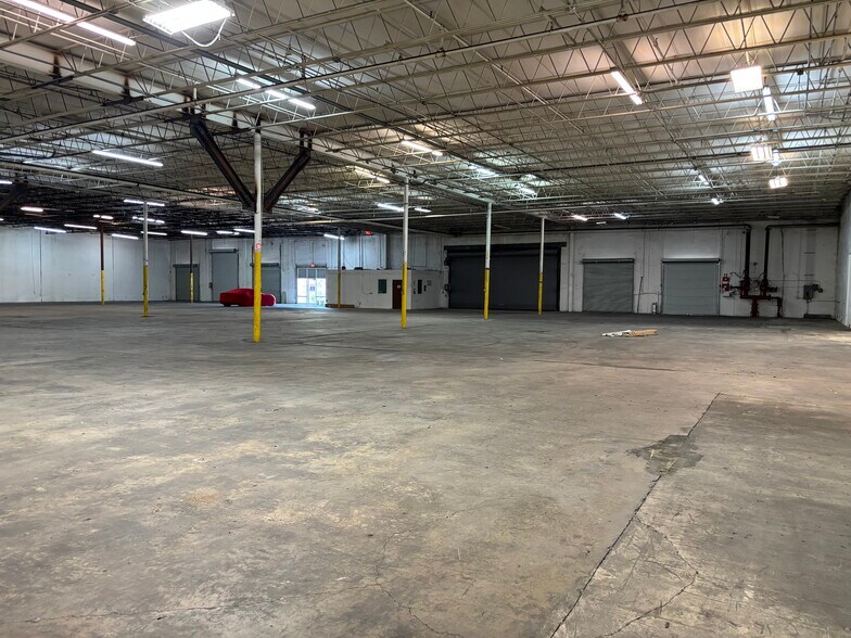 More Photos Of 5160 W Clifton St, Tampa Manufacturing For Lease