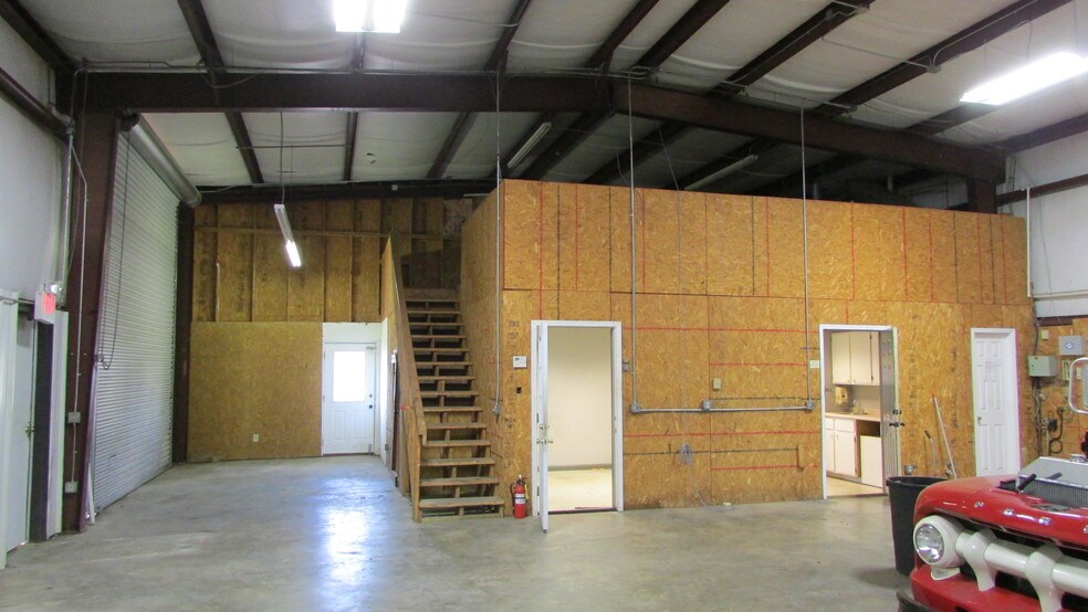 More Photos Of 13 Eagles Ct, Cartersville Flex For Lease