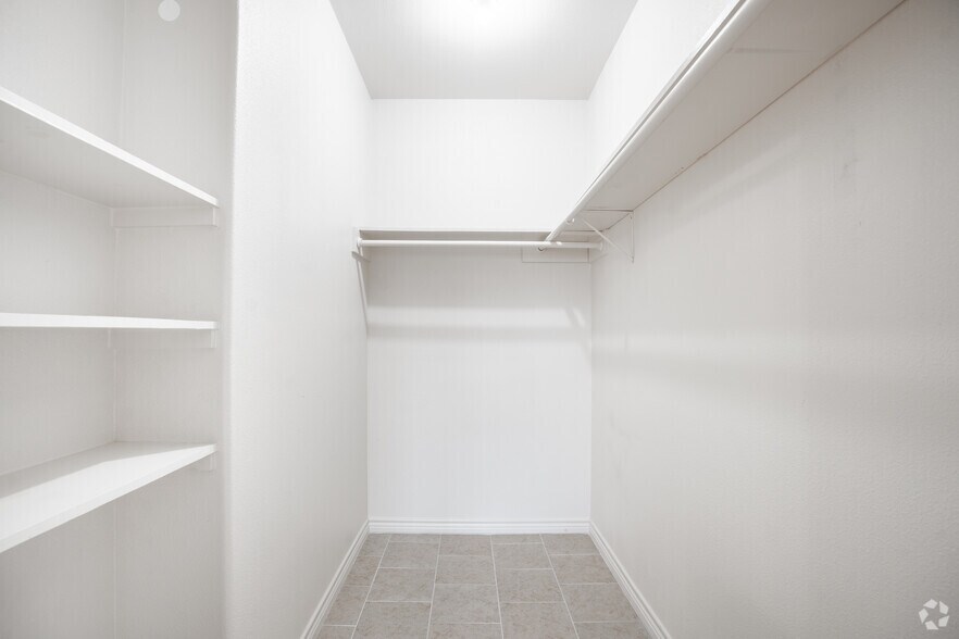 More Photos Of 107 Oak Park Dr, Clute Apartments For Sale