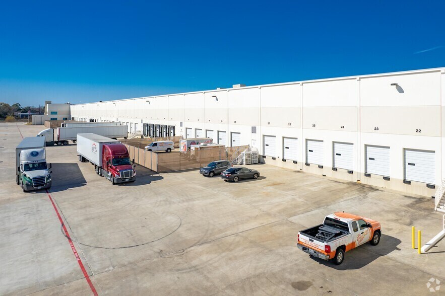 More Photos Of 11717 Windfern Rd, Houston Warehouse For Lease