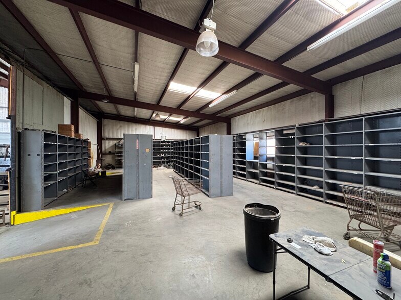 More Photos Of 223 Pine St, Kermit Warehouse For Lease