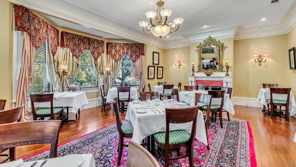 More Photos Of 119 E 37th St, Savannah Restaurant For Sale