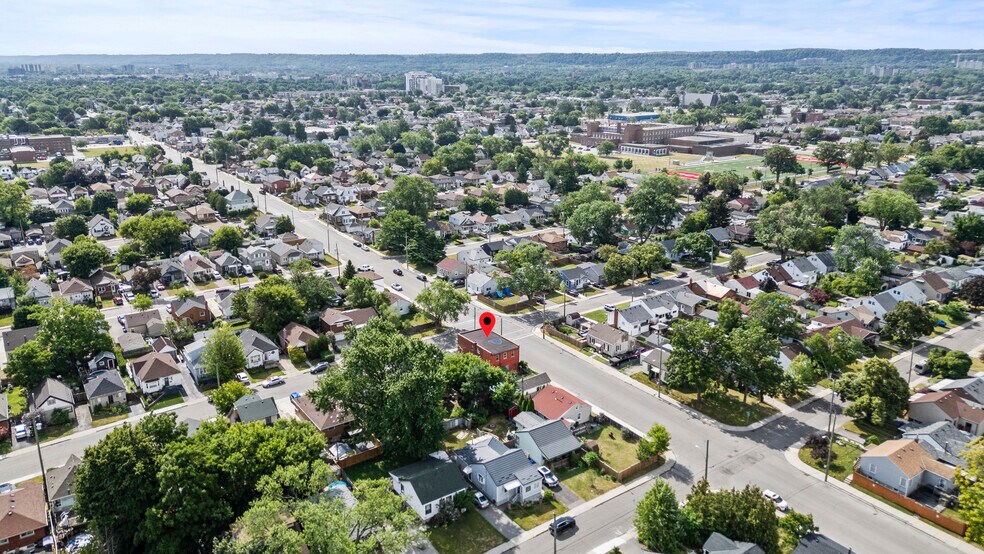 More Photos Of 125 Tolton Ave, Hamilton Department Store For Lease