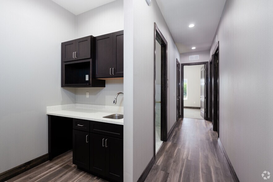 More Photos Of 3400-3420 Basswood Blvd, Fort Worth Unknown For Lease