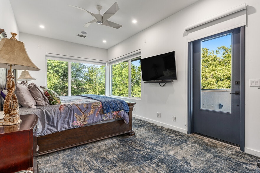 More Photos Of 4798 Iberia Ave, Dallas Office For Sale