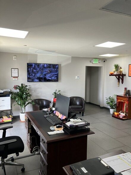 More Photos Of 5921-5923 Lakeshore Dr, Cypress Warehouse For Sale