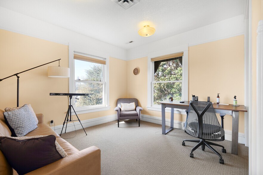 More Photos Of 1818 NE Irving St, Portland Office Residential For Sale