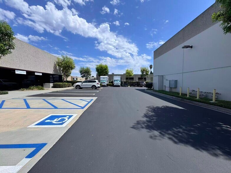 More Photos Of 555 W Lambert Rd, Brea Warehouse For Lease