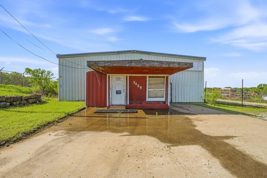 More Photos Of 3429 W Walker St, Breckenridge Warehouse For Sale