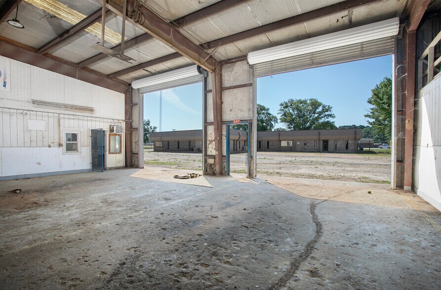 More Photos Of 5425 W Oak St, Palestine Flex For Lease