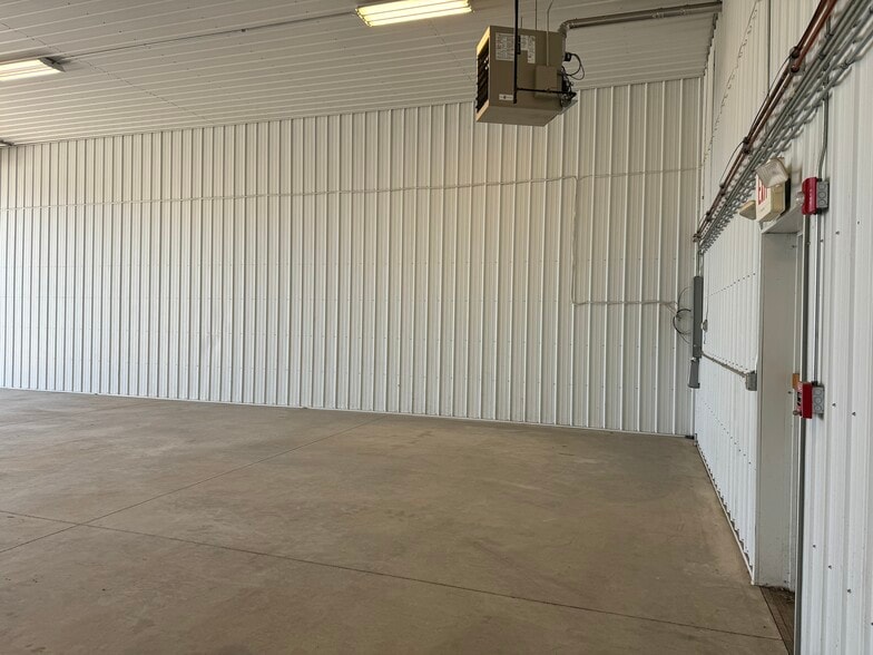 More Photos Of 1203 Badger St, Yorkville Warehouse For Lease
