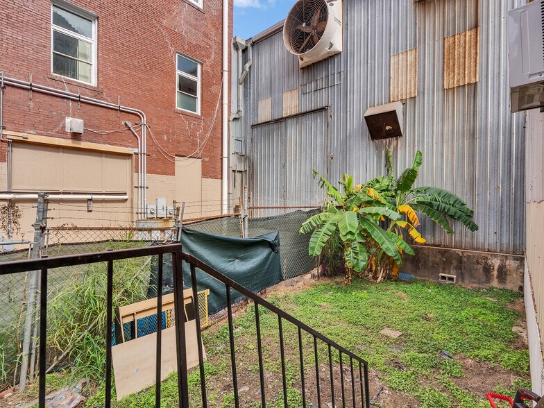 More Photos Of 1922 Strand St, Galveston Freestanding For Lease