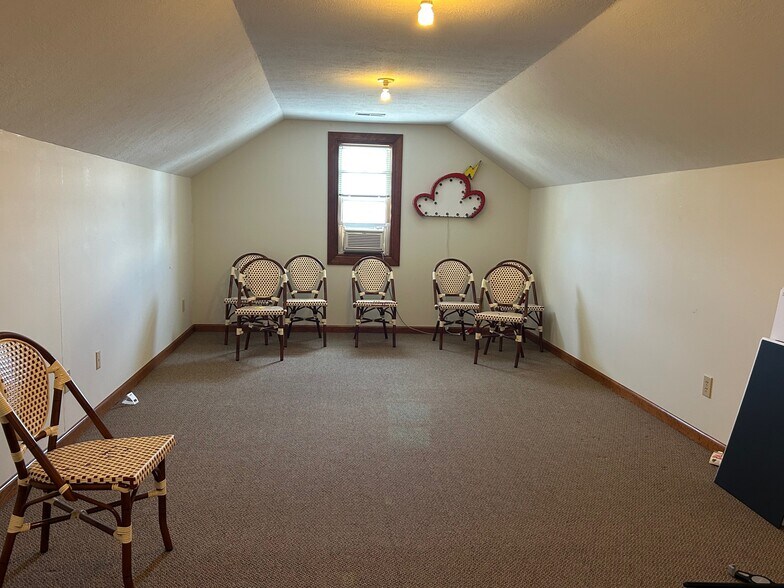 More Photos Of 520 N Walnut St, Bloomington Office For Lease
