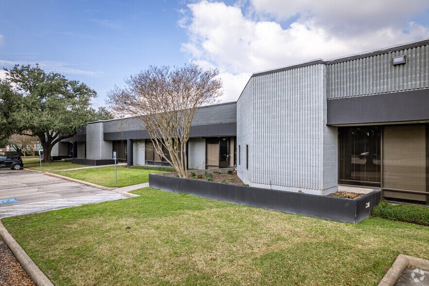 More Photos Of 900 S Loop Fwy W, Houston Unknown For Lease