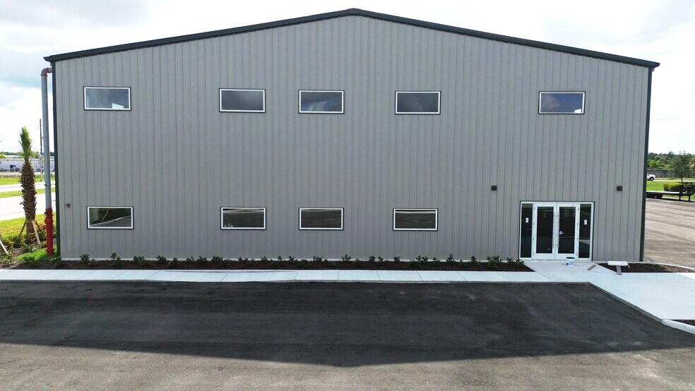 More Photos Of 3625 Ironbridge Blvd, Fort Myers Warehouse For Sale