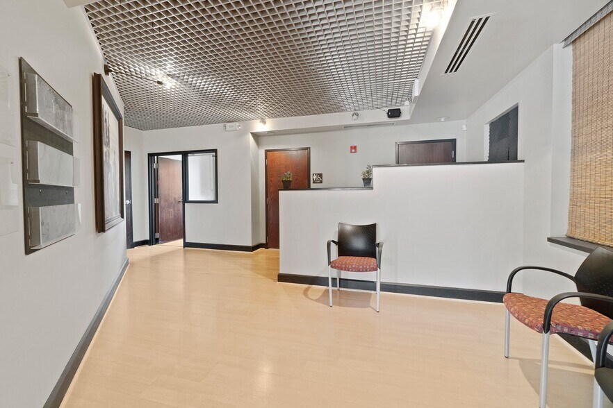 More Photos Of 191 W Plaza Dr, Mooresville Storefront Retail Office For Lease