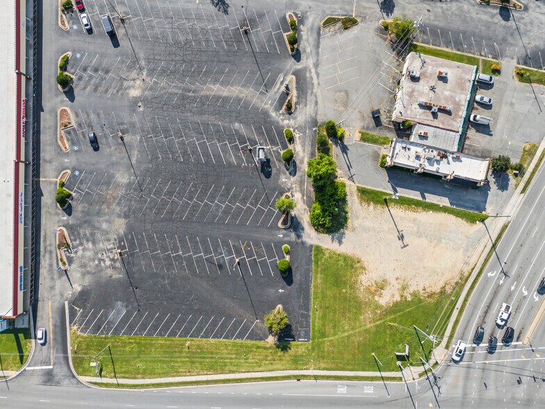 More Photos Of 4605-4625 High Point Rd, Greensboro Unknown For Lease