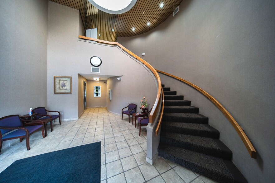 More Photos Of 43494 Woodward Ave, Bloomfield Hills Medical For Lease