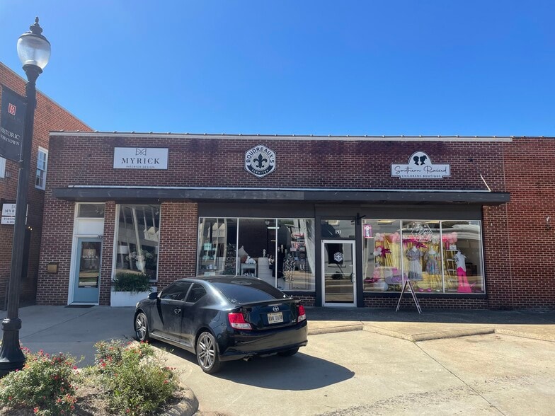 More Photos Of 141 W Government St, Brandon Storefront For Lease