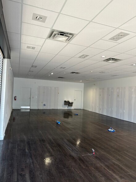 More Photos Of 1824 W Slaughter Ln, Austin Freestanding For Lease