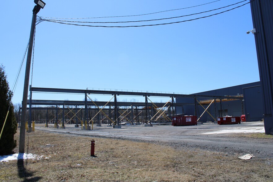 More Photos Of 101 Carleton Ave, Hazleton Manufacturing For Lease