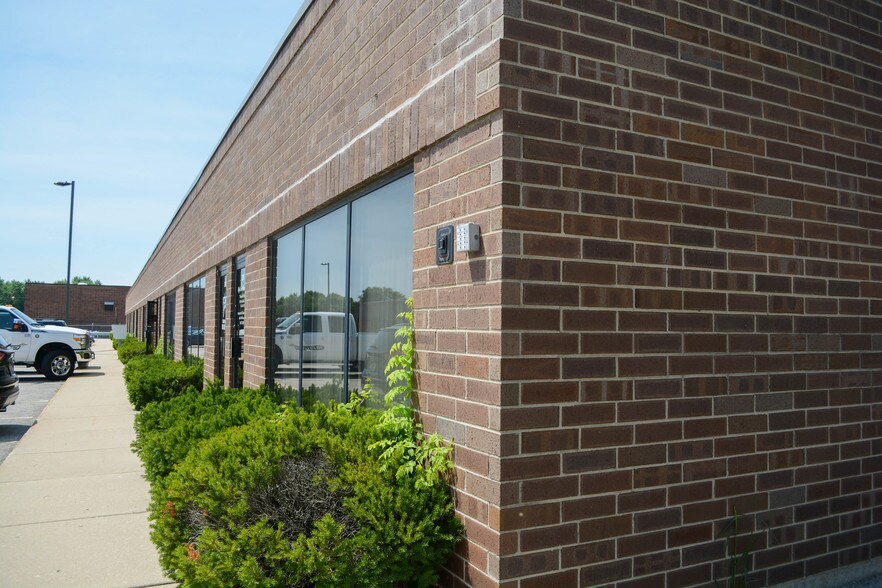 More Photos Of 1099 Brown St, Wauconda Warehouse For Lease