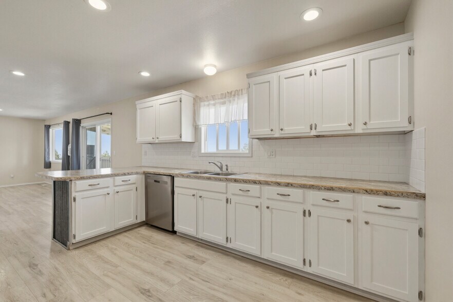 More Photos Of 1754 Kimberly Dr, Klamath Falls Multifamily For Sale
