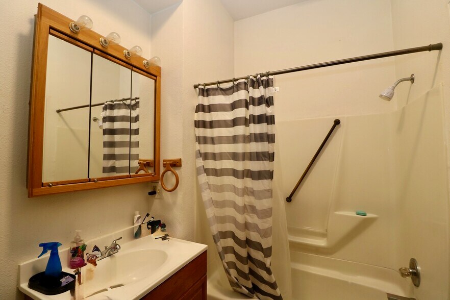 More Photos Of 1735 Central Ave, Dubuque General Retail For Sale