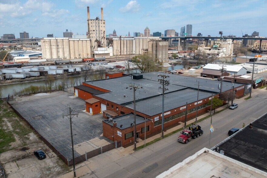 More Photos Of 1230 W Bruce St, Milwaukee Manufacturing For Lease