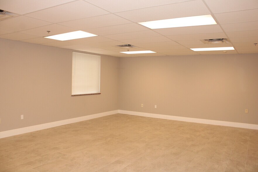 More Photos Of 12821 Commerce Lakes Dr, Fort Myers Industrial For Sale