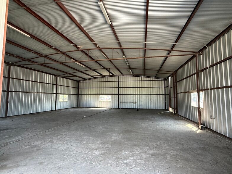 More Photos Of 205 E Dailey St, Kenedy Warehouse For Sale