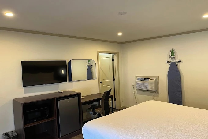 More Photos Of 710 S Scott St, Bainbridge Hotel For Sale