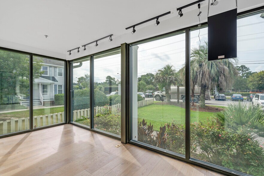 More Photos Of 816 Johnnie Dodds Blvd, Mount Pleasant Office For Lease