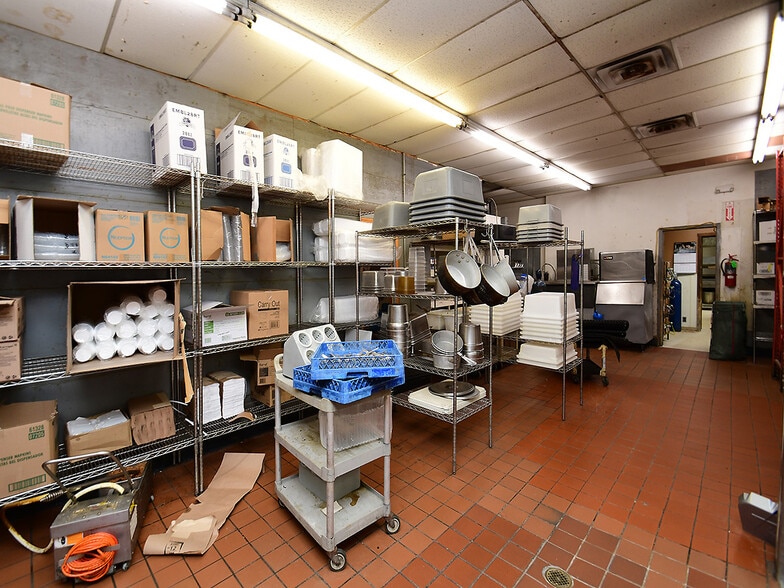 More Photos Of 7880-7890 L St, Omaha Auto Dealership For Sale