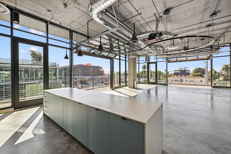 More Photos Of 2922 Crenshaw Blvd, Los Angeles Office For Lease